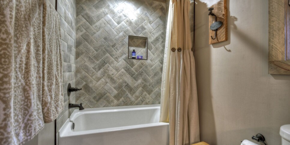 Blairsville - Holly Berry Hill - Bathroom