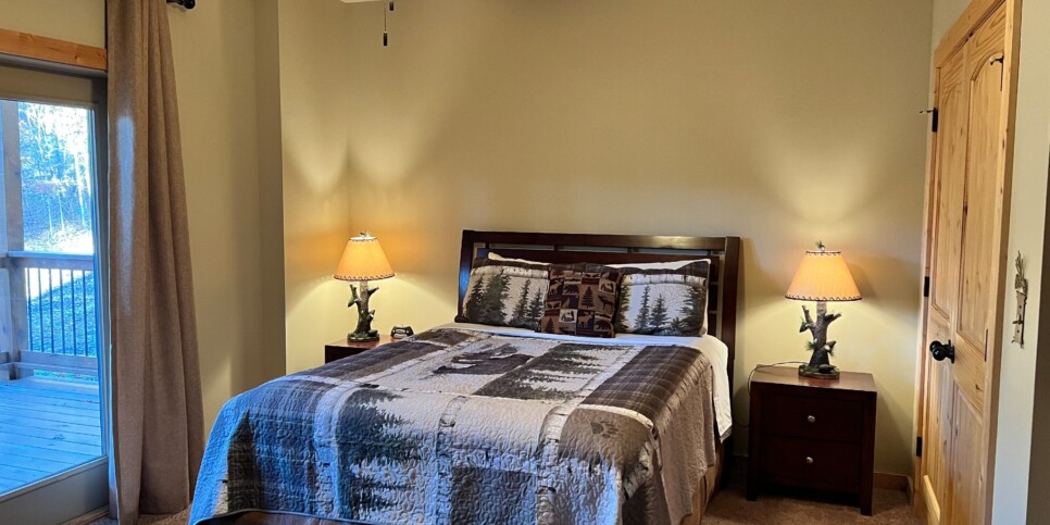 Blue Ridge Cabin - 5 O'clock Somewhere - Bedroom