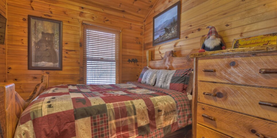 Blue Ridge Cabin - Cardinal's Crossing - bedroom