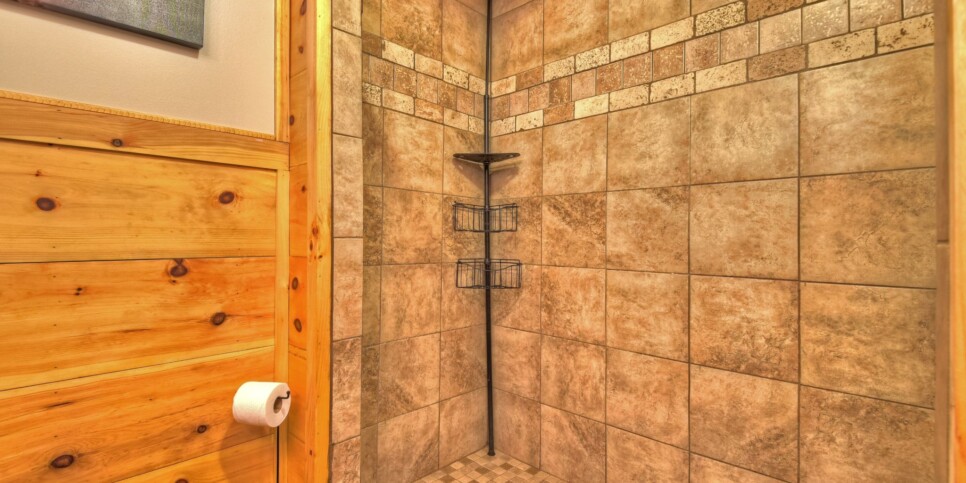 Blue Ridge Cabin - Mamas Bear Hideaway - Bathroom