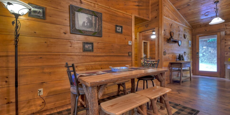 Blue Ridge Cabin - Mamas Bear Hideaway - Dining Table