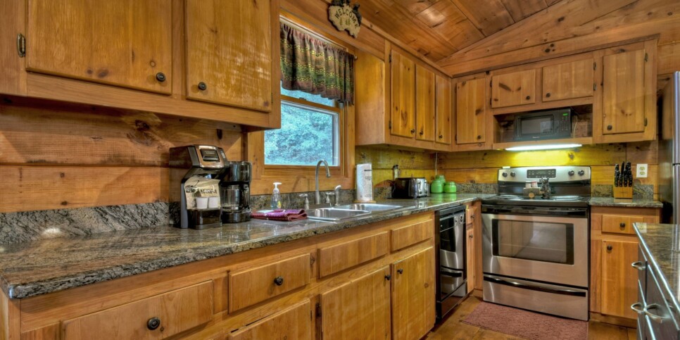 Blue Ridge Cabin - Mamas Bear Hideaway - Kitchen