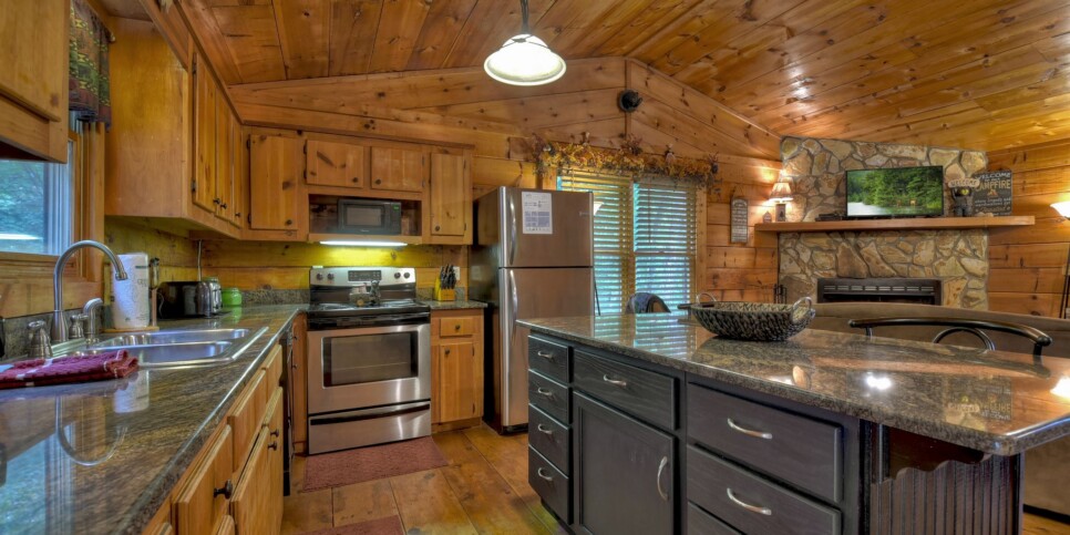 Blue Ridge Cabin - Mamas Bear Hideaway - Kitchen