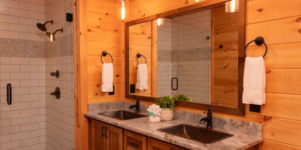 Blue Ridge Cabin - Toccoa River Mist - Bathroom