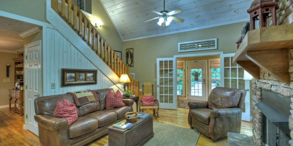 Blue Ridge Cabin - Southern Living Cottage - Living Room