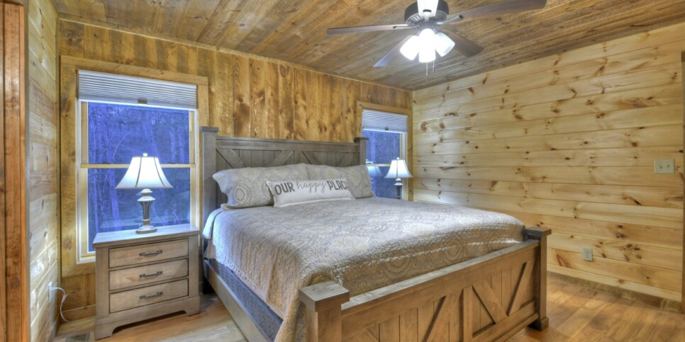 Mineral Bluff - S'mores Cabin - Rental- Bedroom