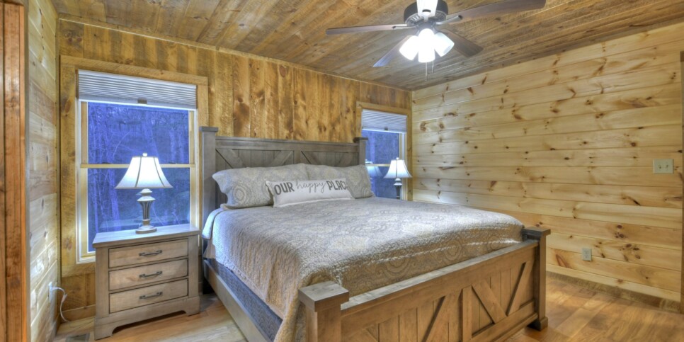 Mineral Bluff - S'mores Cabin - Rental- Bedroom