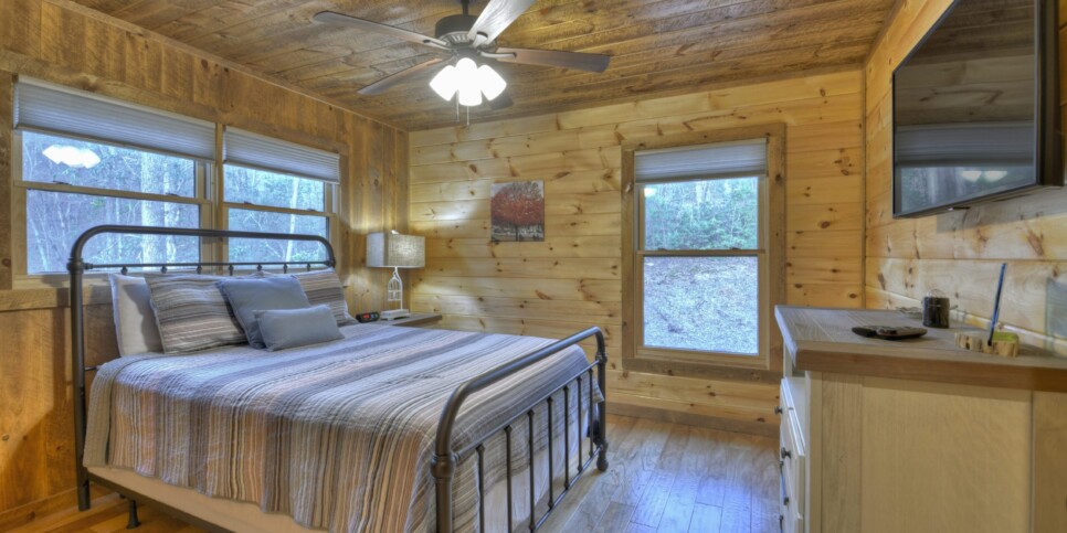 Mineral Bluff - S'mores Cabin - Rental- Bedroom