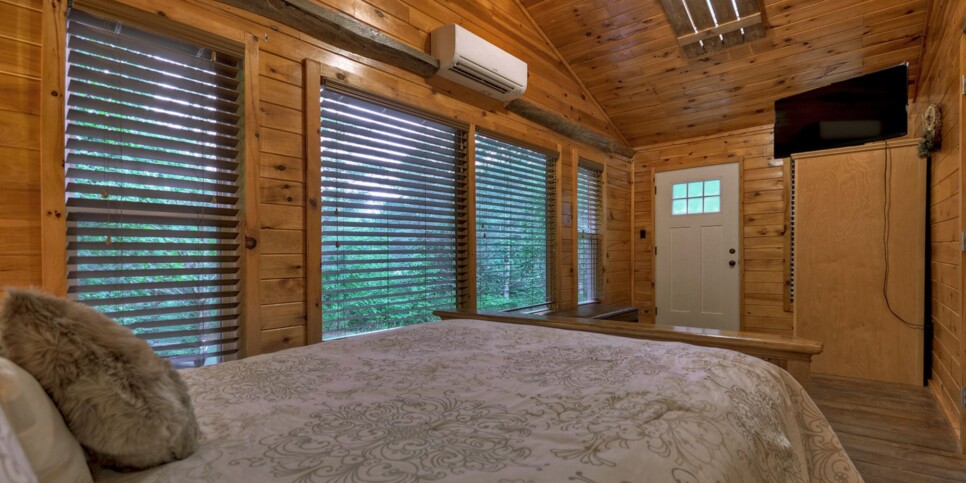 morganton-knotty-creek-retreat-bedroom-4