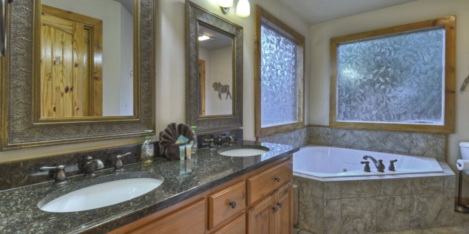 Blue Ridge - Bar 5 Cabin - Bathroom