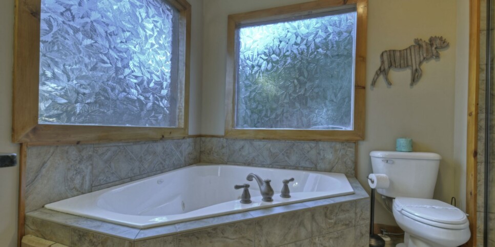 Blue Ridge - Bar 5 Cabin - Bathroom