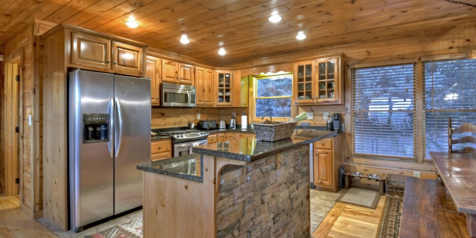 Blue Ridge - Bar 5 Cabin - Kitchen