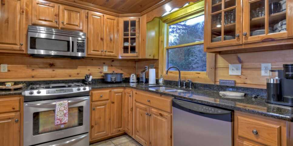 Blue Ridge - Bar 5 Cabin - Kitchen