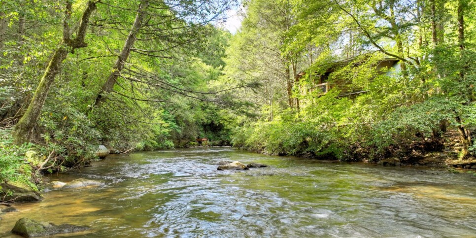 blue-ridge-cabin-rentals-the-waters-edge-exterior