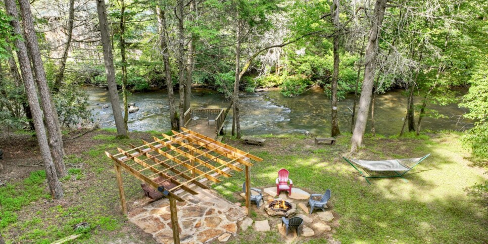 blue-ridge-cabin-rentals-the-waters-edge-exterior