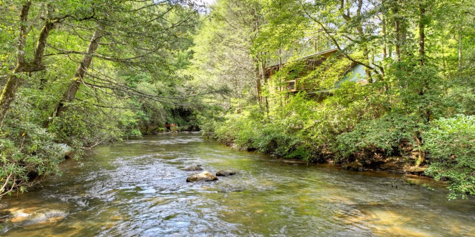 blue-ridge-cabin-rentals-the-waters-edge-exterior