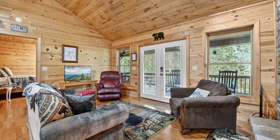 blue-ridge-cabin-rentals-the-waters-edge-living-room
