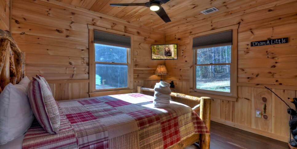 Blue Ridge - Carters Cozy Cabin - Bedroom