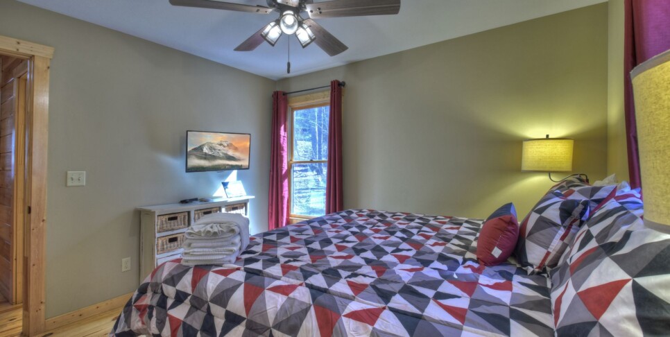 Ellijay - Cabin Rental - Harleys River Retreat - Bedroom
