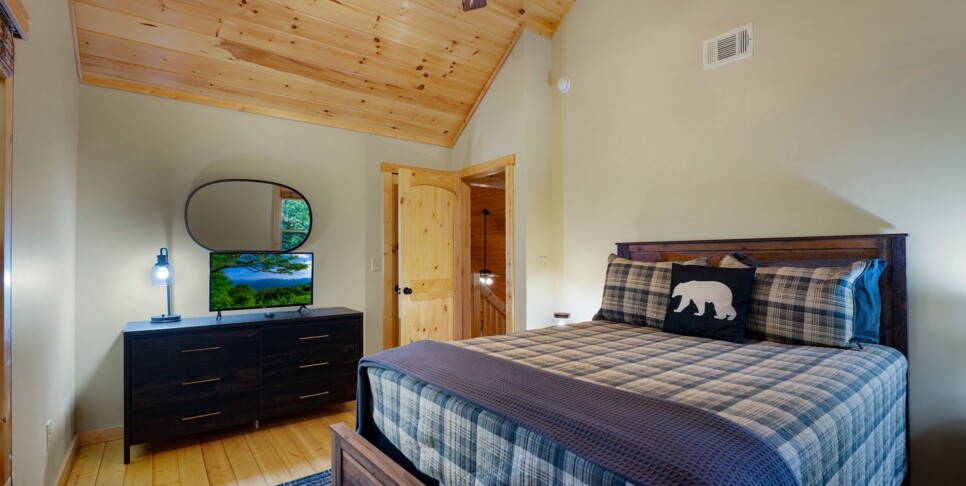 Ellijay Ga Cabin - Peaceful River Hideaway - Bedroom