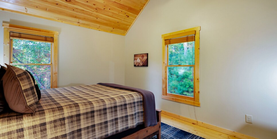 Ellijay Ga Cabin - Peaceful River Hideaway - Bedroom