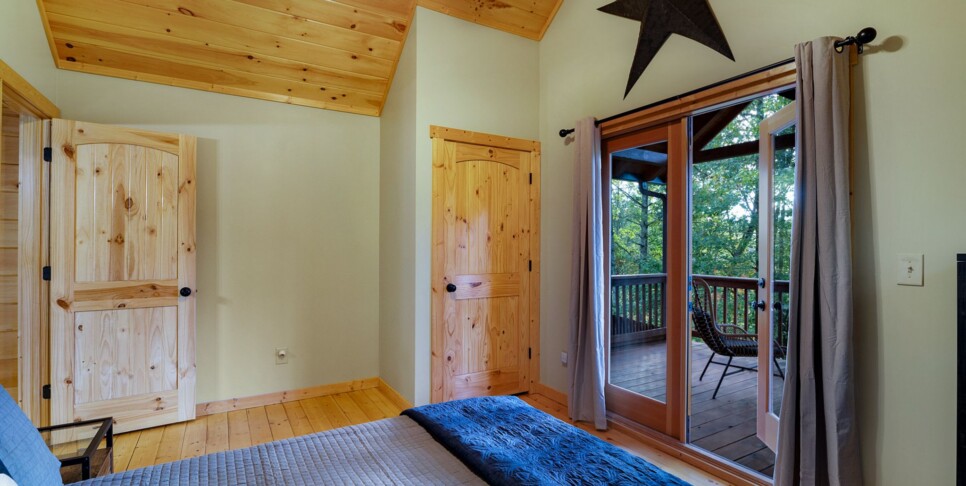 Ellijay Ga Cabin - Peaceful River Hideaway - Bedroom