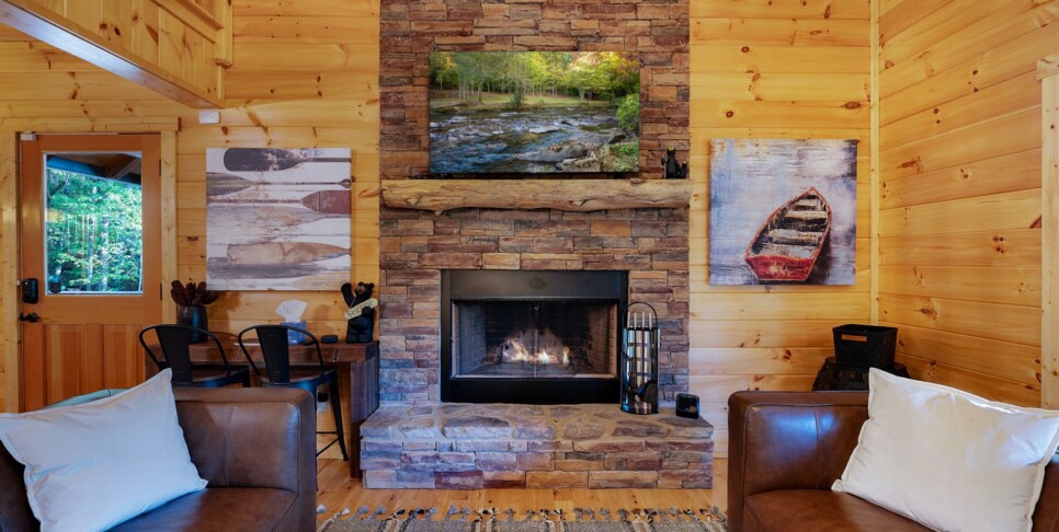 Ellijay Ga Cabin - Peaceful River Hideaway - Living Room