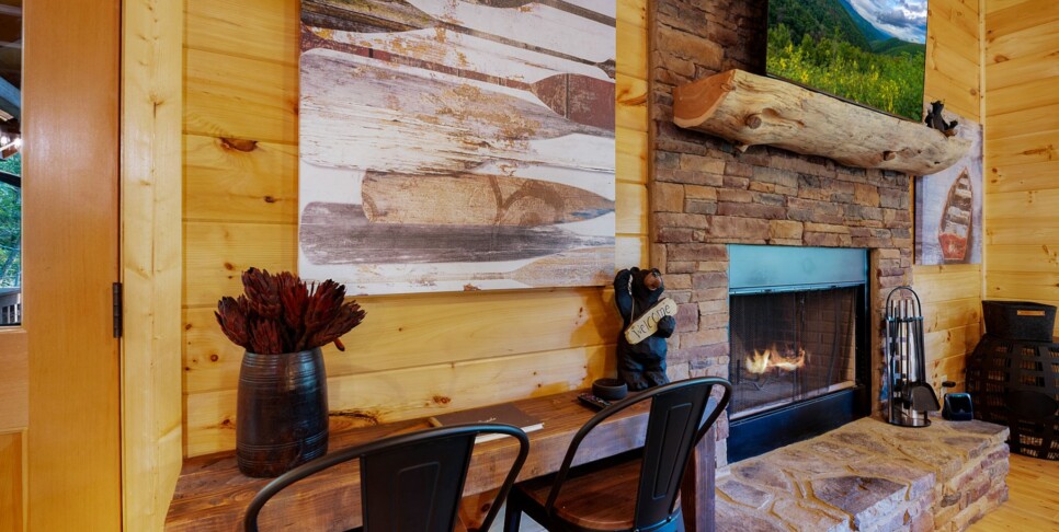 Ellijay Ga Cabin - Peaceful River Hideaway - Living Room