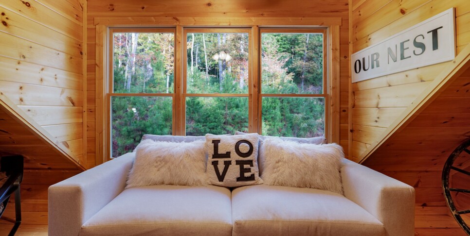 Ellijay Ga Cabin - Peaceful River Hideaway - Living Room