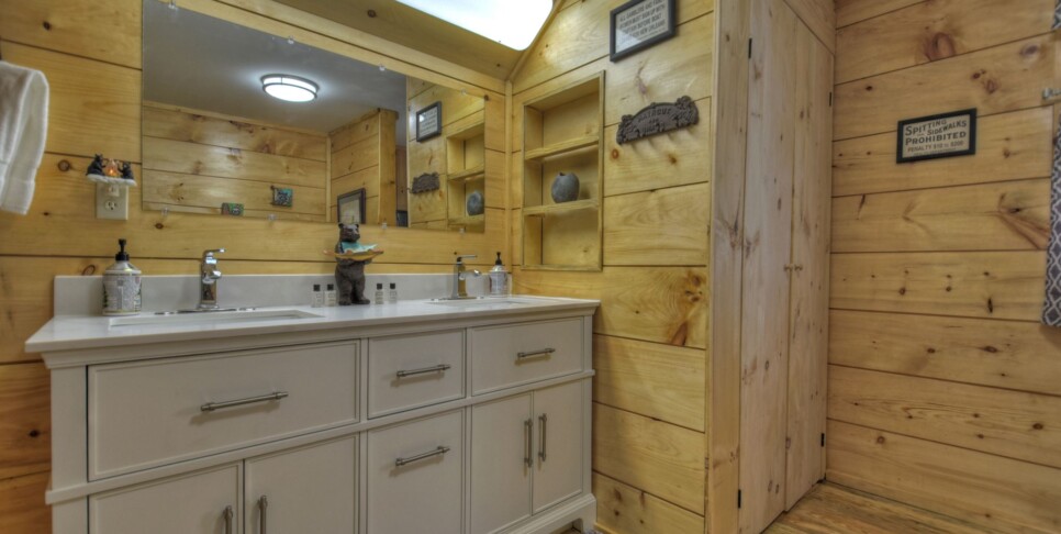 Blue Ridge Cabin - Bear Naked Hideaway -Bathroom
