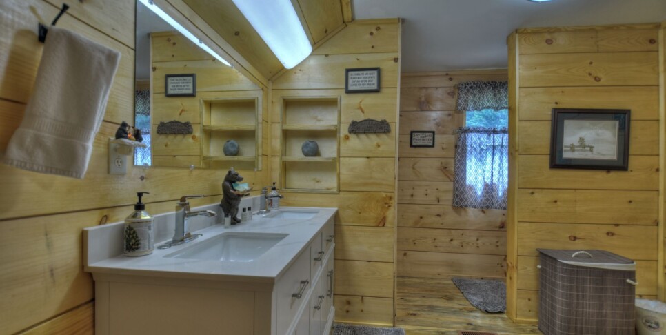 Blue Ridge Cabin - Bear Naked Hideaway -Bathroom