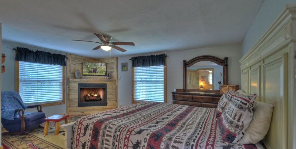 Blue Ridge Cabin - Bear Naked Hideaway - Bedroom
