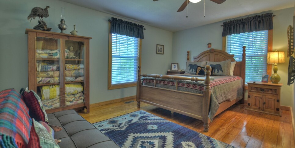 Blue Ridge Cabin - Bear Naked Hideaway - Bedroom