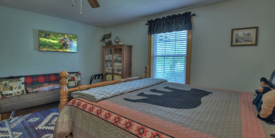 Blue Ridge Cabin - Bear Naked Hideaway - Bedroom