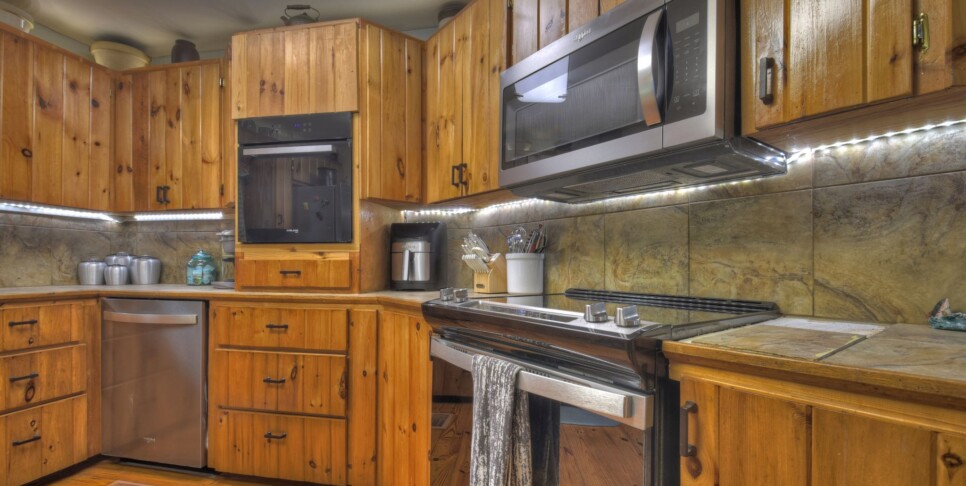 Blue Ridge Cabin - Bear Naked Hideaway - Kitchen