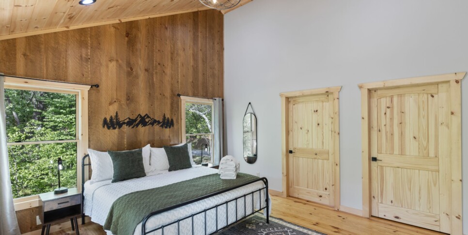 Blue Ridge - Whiskey & Woods - Bedroom