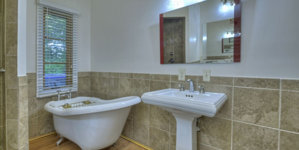 Blue Ridge - Snowbird Sanctuary - Bathroom