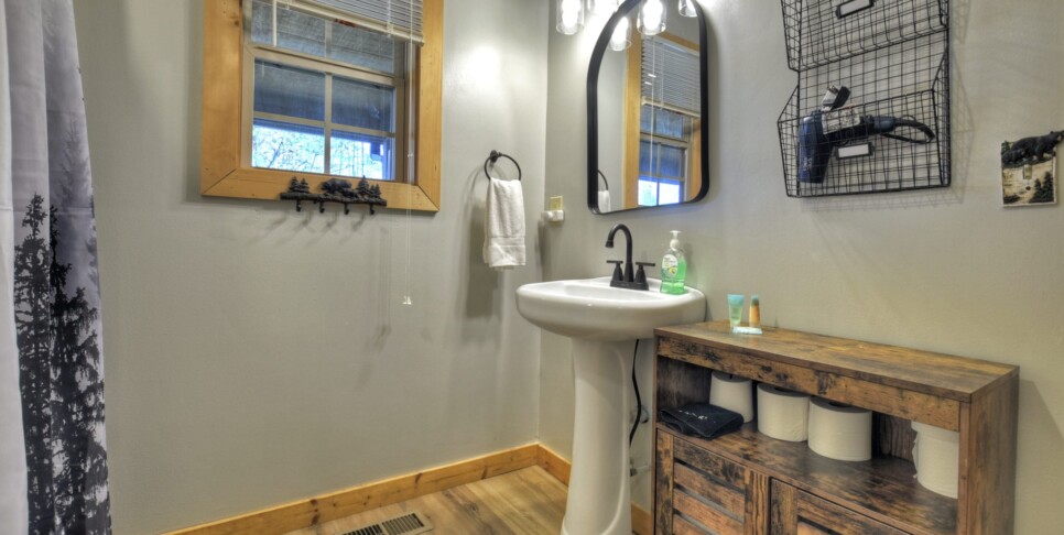 Blairsville Cabin - Moon Tower Cabin - Bathroom