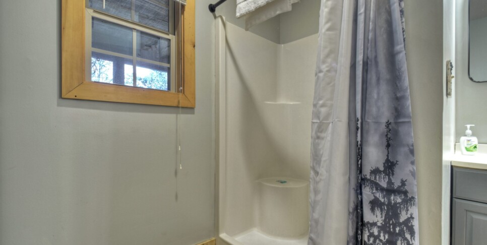 Blairsville Cabin - Moon Tower Cabin - Bathroom