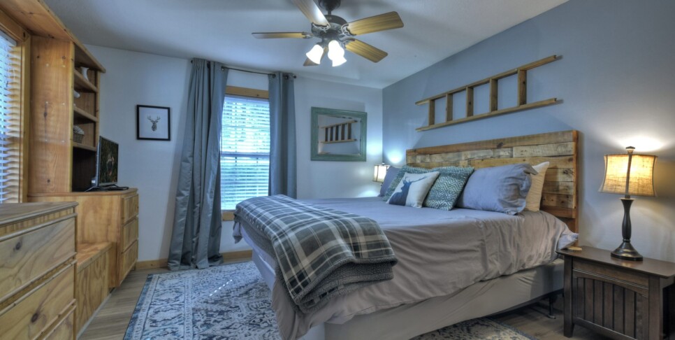 Blairsville Cabin - Moon Tower Cabin - Bedroom