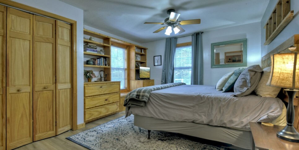 Blairsville Cabin - Moon Tower Cabin - Bedroom