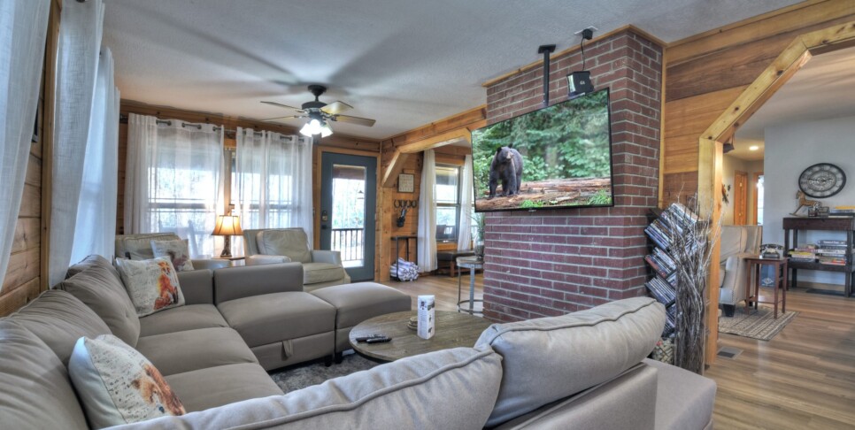 Blairsville Cabin - Moon Tower Cabin - Living Room