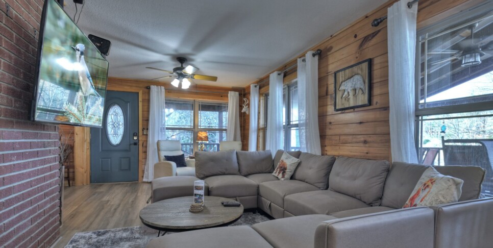 Blairsville Cabin - Moon Tower Cabin - Living Room