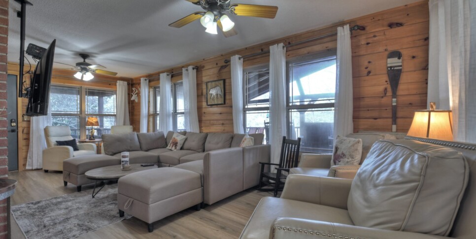 Blairsville Cabin - Moon Tower Cabin - Living Room