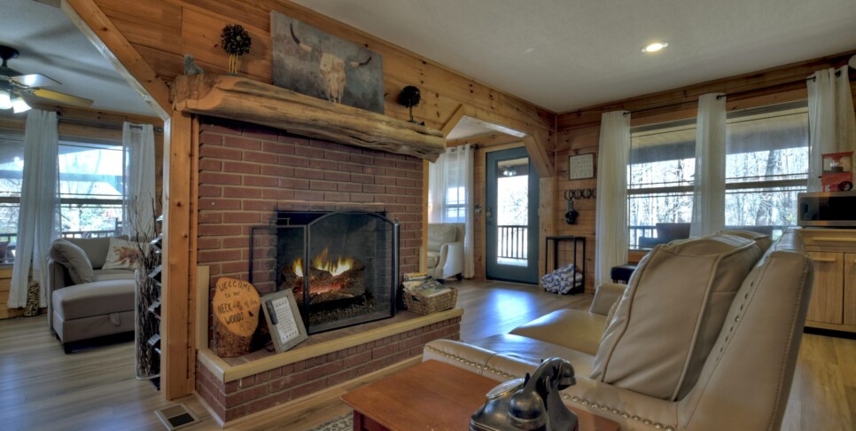 Blairsville Cabin - Moon Tower Cabin - Living Room