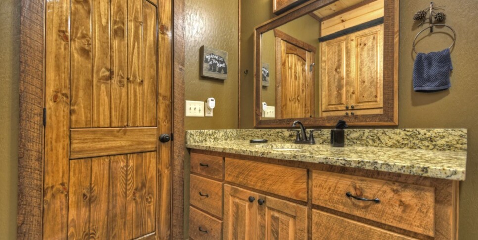 Cherry Log Cabin - The Lost Shepherd - Bathroom
