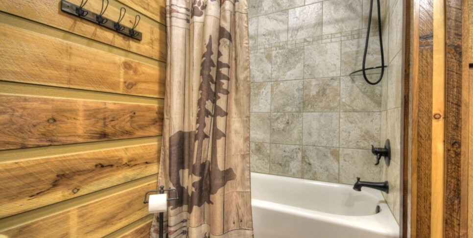 Cherry Log Cabin - The Lost Shepherd - Bathroom