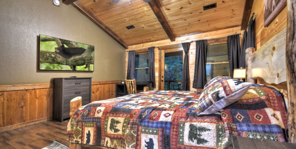 Cherry Log Cabin - The Lost Shepherd - Bedroom