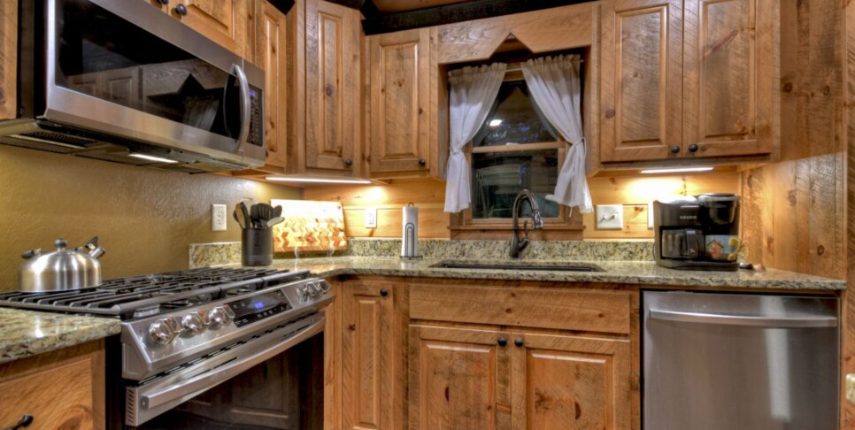 Cherry Log Cabin - The Lost Shepherd - Kitchen