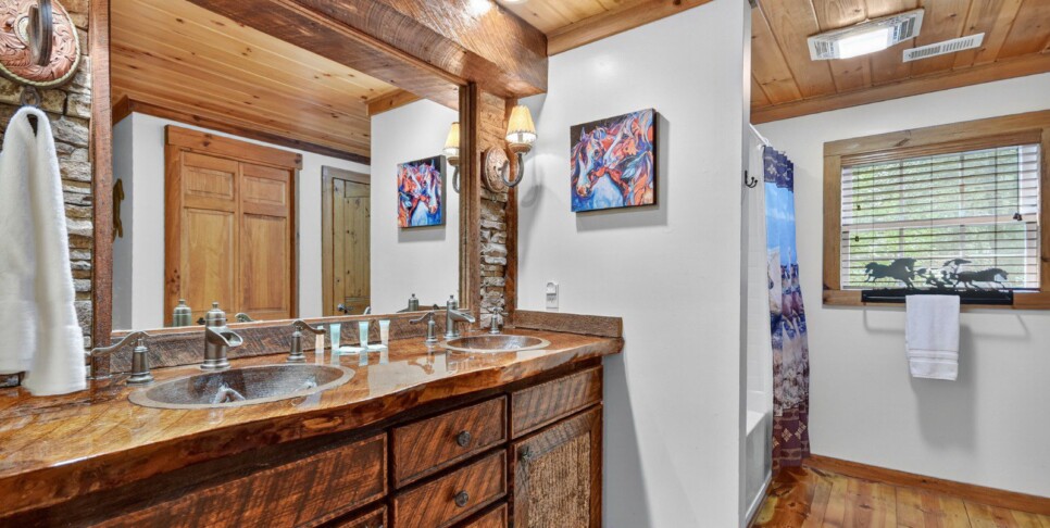 blue-ridge-cabin-rentals-cowboy-cabin-bathroom